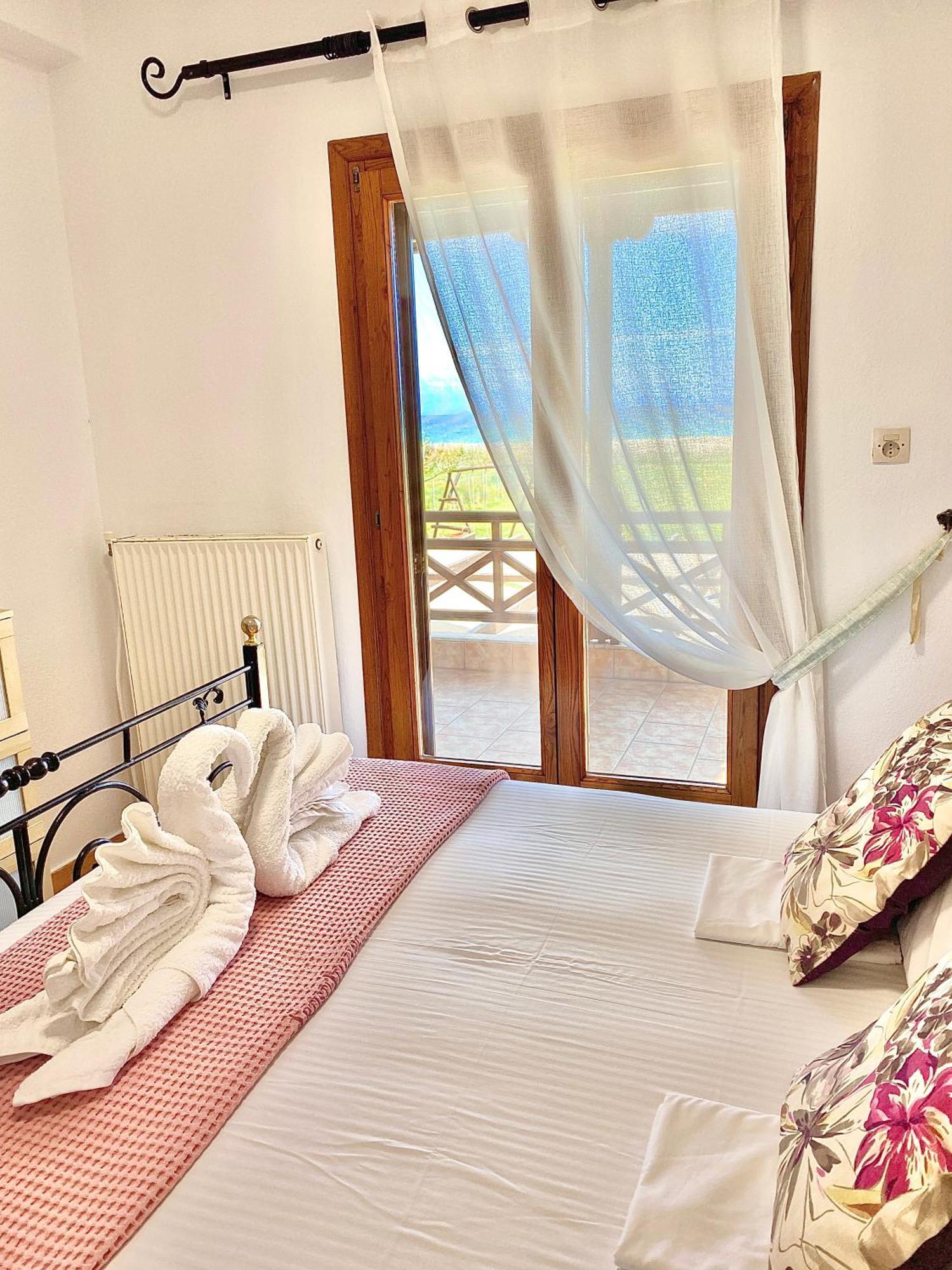 Seafront Oasis Beach Houses Ierissos Bagian luar foto
